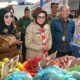 Wali Kota Susanti Dewayani mencanangkan Gerakan Pangan Murah Kota Pematangsiantar di kantor Camat Siantar Utara, Jl. Patuan Anggi, Senin (26/6). Pelaksanaan kegiatan itu serentak secara nasional dan meraih rekor Muri sebagai gerakan pangan terbanyak.(Waspada-ist).