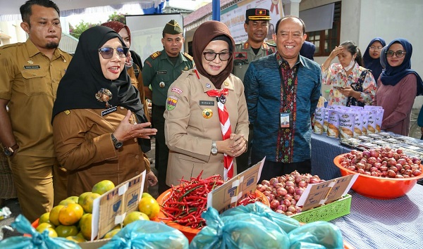 Wali Kota Susanti Dewayani mencanangkan Gerakan Pangan Murah Kota Pematangsiantar di kantor Camat Siantar Utara, Jl. Patuan Anggi, Senin (26/6). Pelaksanaan kegiatan itu serentak secara nasional dan meraih rekor Muri sebagai gerakan pangan terbanyak.(Waspada-ist).