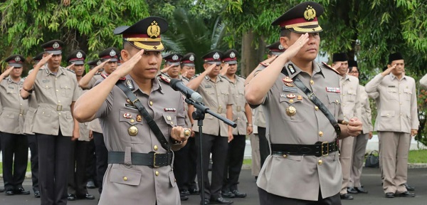 Kapolres Kota Pematangsiantar AKBP Fernando (kiri) dan Kapolres Kab. Simalungun AKBP Ronald FC Sipayung (kanan) memimpin ziarah bersama ke TMP Nagur, Pematangsiantar, Senin (26/6) dalam menyambut Hari Bhayangkara ke-77.(Waspada-ist).