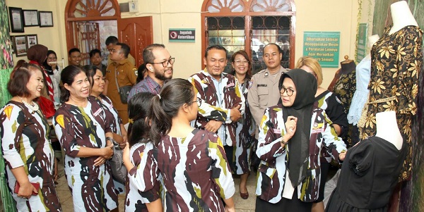 Wali Kota Susanti Dewayani (paling kanan) menutup pelatihan menjahit gelombang I dan membuka pelatihan menjahit gelombang II DPD IPK Kota Pematangsiantar bagi kaum ibu di LKP Yuni Phea, Jl. Musyawarah Kanan, Kel. Sukadame, Kec. Siantar Utara, Senin (26/6).(Waspada-ist).