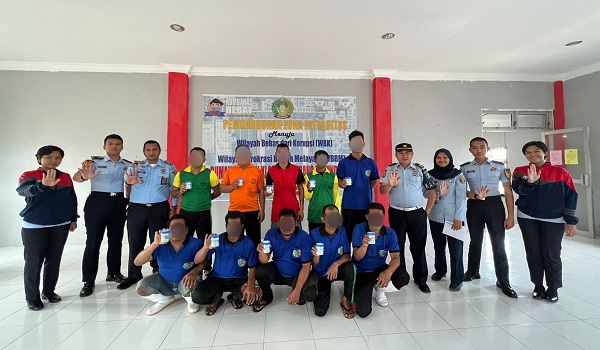 KARUTAN Kelas IIB Humbahas dan Pejabat Struktural foto bersama dengan WBP disela pelaksanaan test urine. Waspada/Ist