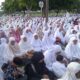 Ribuan Jamaah Tarekat Syattariyah melaksanakan Shalat Idul Adha di Mesjid Jamik Peuleukung Kecamatan Seunagan Timur Kabupaten Nagan Raya, Selasa (27/6).(Waspada/Muji Burrahman)