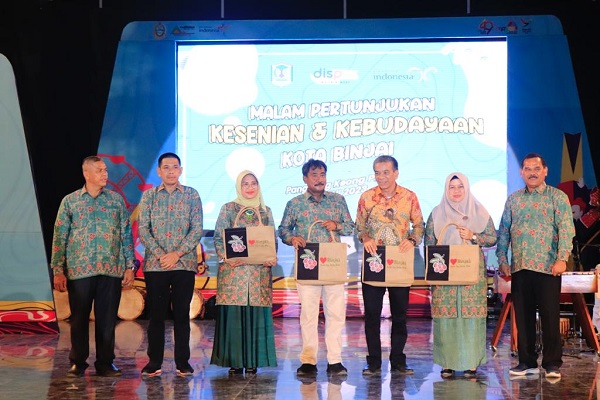 Wali Kota Binjai bersama Sekdako foto bersama dengan rombongaan usai membuka penyelenggaraan malam kesenian dan budaya untuk memeriahkan event PRSU. (Waspada/Ist).