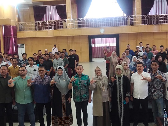 Anggota DPR-RI, Muslim SHI MM, berfoto bersama peserta usai membuka acara pelatihan leadership dan manajerial, di Aula Cakra Donya Langsa, Selasa (27/6). Waspada/Rapian