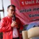 Pembina Yayasan NIAS, Be'esokhi Ndruru saat menyampaikan sambutan pada acara penyerahan bantuan satu unit mobil ambulance kepada Ketua Yayasan Nias Perwakilan Gunungsitoli, Senin (26/6). Waspada/Ist