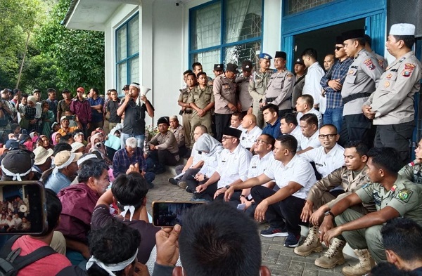 Bupati Madina HM Jafar Sukhairi Nasution, Wakil Bupati Atika Azmi Utammi Nasution dan sejumlah pimpinan OPD menerima warga Singkuang 1. Waspada/ist