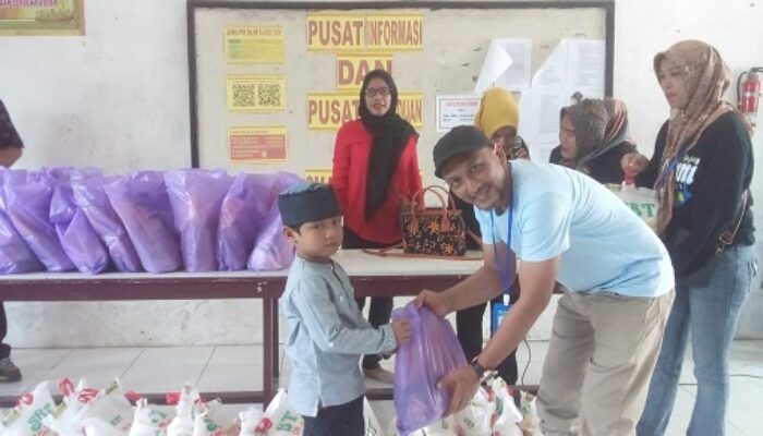 Alumni 97 SMAN 1 Babalan Bagi Sembako Kepada Warga Kurang Mampu 