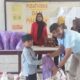 Salah seorang alumni angkatan 1997 SMAN 1 Babalan menyerahkan paket sembako kepada warga kurang mampu, Selasa(27/6). Waspada/Boy Aprizal