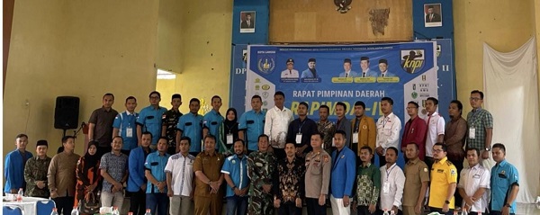Tampak Ketua KNPI Kota Langsa, Mukhtar AMd, berfoto bersama dengan pengurus serta OKP lainnya dalam Rapimda IV, di Gedung Pemuda, Selasa (27/6). Waspada/Rapian