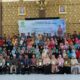Wakil Pimpinan Perguruan YPI BM Muda Nurul Ilmi Syahlan Ginting, SE, MAIMM dan Kepala Divisi Pendidikan YPI BM Muda Nurul Ilmi, Budi Suherman, SS, MPd foto bersama dengan peserta Work Meeting And Teacher Training YPI Nurul Ilmi, Senin (26/6). Waspada/Mohot Lubis