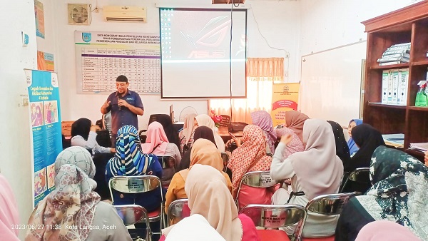 PK Kecamatan Langsa Baro, Muhammad Reza Al Attas, yang juga sebagai Manager Kecamatan saat workshop pemutakhiran Pendataan Keluarga Tahun 2023 PK(23) bagi kader pendata di wilayah Kecamatan Langsa Baro, di Balai Penyuluhan KB Kecamatan Langsa Baro, Selasa (27/6). Waspada/Rapian