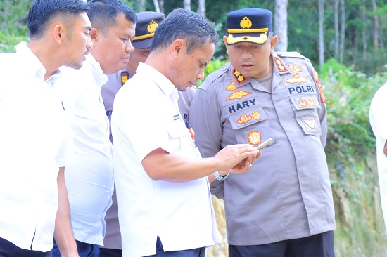 KAPOLRES Humbahas melihat denah Pospol saat tinjau lapangan di kawasan TSTH. Waspada/Ist