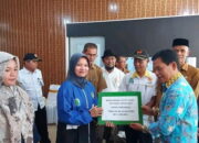 Pj Bupati Simeulue Serahkan Bonus Peraih Medali PORA 2022