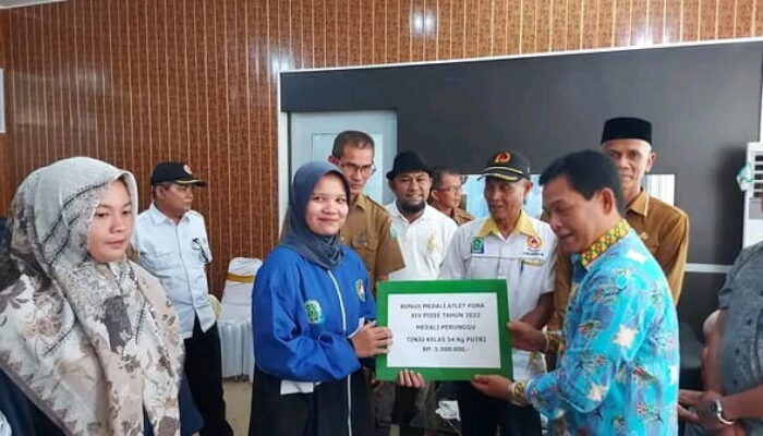 Pj Bupati Simeulue Serahkan Bonus Peraih Medali PORA 2022
