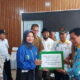 Pj. Bupati Simeulue Ahmadliyah di dampingi Sekda Asluddin menyerahkan bonus kepada salah seorang peraih perunggu PORA di Pidie Tahun 2022. Senin (27/6). Waspada/Ist.