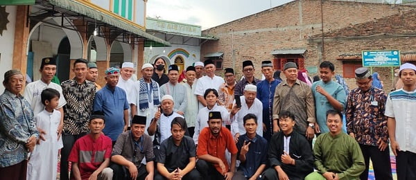 Ketua PD Muhammadiyah Sergai Achyar, Imam/Khatib Ustaz Jufri Hidayat bersama jemaah Muhammadiyah Kec.Sei Bamban usai salat Idul Adha 1444 H, Rabu (28/6) di masjid Taqwa Muhammadiyah Desa Pon. (Waspada/Ist)