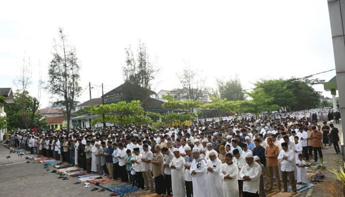 Ribuan Jamaah Shalat Ied Padati Lapangan Parkir Unmuha