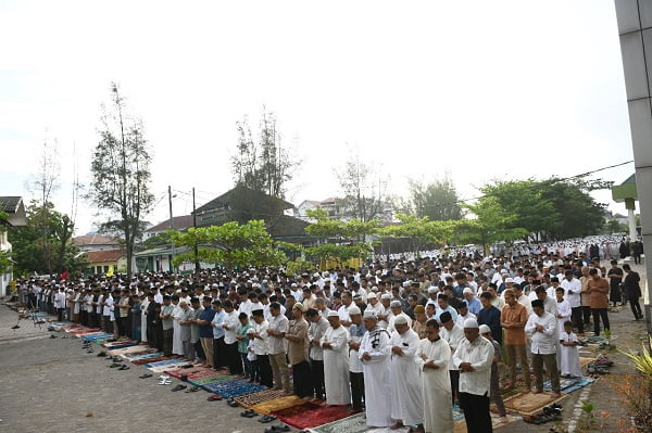 Ribuan Jamaah Idul Adha 1444 H warga Muhammadiyah memadati lapangan Parkir Universitas Muhammadiyah (Unmuha) Aceh, Gampong Batoh, Banda Aceh, Rabu (28/06/23). (Waspada/T.Mansursyah)