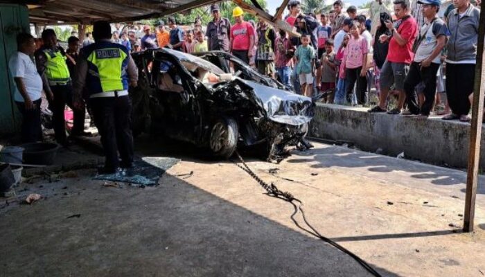 Ibu Dan Anak Nyaris Tewas Tertabrak Kereta Api