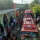 Regu pemadam kebakaran sedang berjuang memadamkan api yang di rumah yang ditempati Muliani bersama anaknya di Dusun Melati, Kampung Bukit Tempurung, Kecamatan Kota Kualasimpang, Kabupaten Aceh Tamiang, Rabu (28/6) sore. Waspada/Muhammad Hanafiah