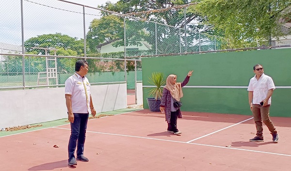Ketua Pansus Aset DPRK Pidie T.Saifullah TS dan anggota Komisi I DPRK Pidie Nasrul Syam SH mengaku prihatin dan kecewa terhadap aksi penjarahan fasilitas lapangan olahraga Tenis Lapangan yang terletak di komplek Baro Raya, Gampong Pulo Pisang, Kecamatan Pidie, Kabupaten Pidie, Kamis (8/6) Waspada/Muhammad Riza