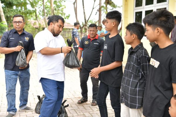 Pj. Bupati Aceh Besar, Muhammad Iswanto S.STP, MM menyerahkan secara simbolis daging meugang kepada anak yatim, di Sekretariat PWI Aceh Besar, Kota Jantho, Rabu (28/6). (Waspada/Zafrullah)