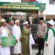 Mewakili Kapoldasu Irjen Pol. Drs. R.Z. Panca Putra Simanjuntak, Kapolres Simalungun menyerahkan hewan qurban seekor sapi bantuan Kapoldasu kepada Pondok Persulukan Serambi Babussalan yang diterima TGB Dr. H. Ahmad Sabban Rajagukguk.(Waspada/ist).