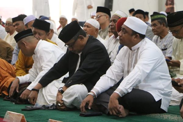 Pj. Wali Kota Langsa, Ir Said Mahdum Majid, bersama jamaah lainnya saat shalat Iduladha 1444 H di Masjid Raya Darul Fallah Langsa, Kamis (29/6). Waspada/Rapian