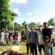 GM PT.BSP Tbk Sumut 1 Kisaran Ahmad Nelson Samosir (tengah) turut berqurban bersama pequrban lainnya berpose usai penyembelihan, Kamis (29/6), di halaman Mesjid Nurul Yaqin BSP Kisaran. Waspada/Nurkarim Nehe