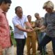 BUPATI Humbahas, Dosmar menunjukkan komoditi bawang merah kepada Kepala Perwakilan Bank Dunia di kawasan food estate. Waspada/Ist