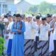 Bupati Labura Hendriyanto Sitorus bersama wakilnya laksanakan sholat Idul Adha 1444 H di Tanjung Leidong, Kamis (29/6). Waspada/Ist