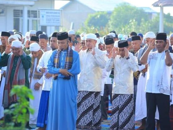 Bupati Labura Hendriyanto Sitorus bersama wakilnya laksanakan sholat Idul Adha 1444 H di Tanjung Leidong, Kamis (29/6). Waspada/Ist