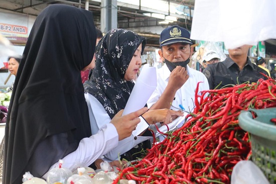 Bagian Perekonomian Pemko Binjai sedang melakukan pengawasan di pajak tradional pasar Kebun Lada (Waspada/Ist).