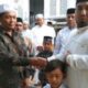 Pj Bupati Aceh Besar, Muhammas Iswanto (kanan) menyerahkan hewan kurban kepada geuchik salah satu gampong penerima yang berlangsung di lingkungan Mesjid Almunawarah Kota Jantho, Aceh Besar (29/6). (Waspada/Ist)