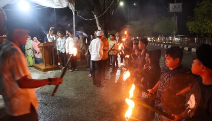 Meski Hujan, Pawai Takbir Dan Obor Tetap Berjalan