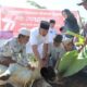 Personel Polres Mandailing Natal termasuk Kapolres Madina AKBP HM Reza Chairul AS, S.IK, SH, MH menyembelih 10 hewan kurban. Waspada/Ist