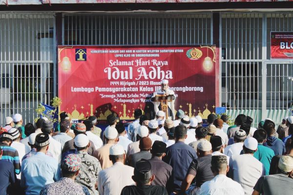 Sebanyak 700 orang terdiri dari petugas dan warga binaan mengikuti shalat Iduladha 1444 H di lapangan upara Lapas Siborongborong, Kamis (29/6). Waspada/ist