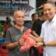 Kapolres AKBP Fernando (dua kanan) menyerahkan daging kurban saat memimpin penyembelihan hewan kurban Polres Kota Pematangsiantar dalam merayakan Hari Raya Iduladha 1444 H di lapangan Polsek Siantar Martoba, Kamis (29/6).(Waspada-Ist).