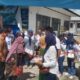 Salah seorang guru senior menggunting pita di Gapura SMAN 1 Babalan sebagai tanda dibukanya kegiatan Reuni, Jumat (30/6). Waspada/Boy Aprizal