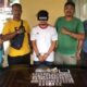 Pria AA diduga pengedar sabu di Nagori Pamatang Simalungun dan barang bukti berupa 67 paket kecil sabu saat diamanka di Mako Polres Simalungun.(Waspada/ist).