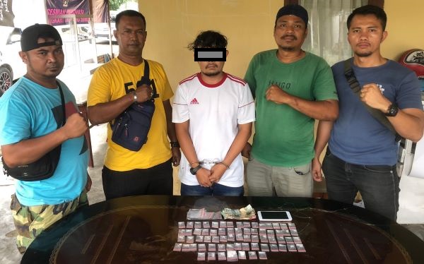 Pria AA diduga pengedar sabu di Nagori Pamatang Simalungun dan barang bukti berupa 67 paket kecil sabu saat diamanka di Mako Polres Simalungun.(Waspada/ist).