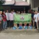 Rustam Mahyuddin,53, korban kebakaran di Gang Satria Jalan Darussalam, Kampung Jawa Baru, Kecamatan Banda Sakti, Kota Lhokseumawe, menerima bantuan dari Komunitas Pidie (KoPi) Lhokseumawe, Rabu (7/6). (Waspada/ist)