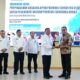 BUPATI Deliserdang H. Ashari Tambunan menyerahkan cenderamata kepada Ketua Tim III DPRD Sumatera Utara Drs. HM Subandi usai kunjungan kerja di Aula Cendana lantai II Kantor Bupati Deliserdang, Rabu (7/6). (Waspada/Khairul K Siregar/B).