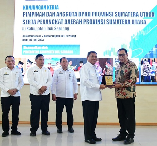 BUPATI Deliserdang H. Ashari Tambunan menyerahkan cenderamata kepada Ketua Tim III DPRD Sumatera Utara Drs. HM Subandi usai kunjungan kerja di Aula Cendana lantai II Kantor Bupati Deliserdang, Rabu (7/6). (Waspada/Khairul K Siregar/B).