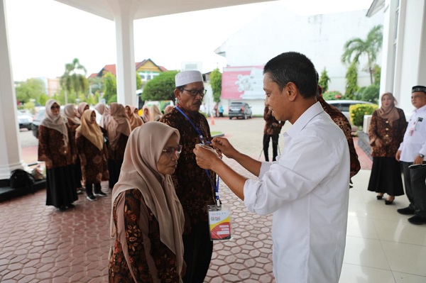 Sebanyak 39 nelayan dan petani sebagai peserta Pekan Nasional Kontak Tani Nelayan Andalan (KTNA) ke Kota Padang Provinsi Sumatera Barat Tahun 2023 di halaman Kantor Wali Kota, Rabu (5/6). Waspada/Zainuddin Abdullah