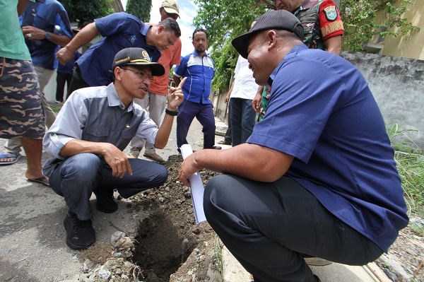 Ketua DPRK Banda Aceh Farid Nyak Umar bersama dinas terkait meninjau jaringan instalasi air bersih di Gampong Lampulo, Kecamatan Kuta Alam, Banda Aceh, Rabu (07/06/23). (Waspada/T.Mansursyah)