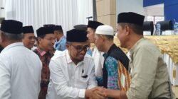 Anggota Komisi I DPR Aceh Tgk.H.Irawan Abdullah, SAg ikut bersama melepas jamaah haji terakhir (kloter 11) di Asrama Haji Embarkasi Haji Aceh pada, Jumat, 02 Juni lalu. (Waspada/T.Mansursyah)