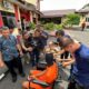 Wartawan saat mewawancarai pelaku pembunuhan. Waspada/Kristian Brahmana