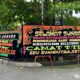 Karangan bunga papan ucapan selamat sukses atas pengungkapan kasus pembunuhan terpampang di depan Polres Tebingtinggi, Jalan Pahlawan. Waspada/Kristian Brahmana
