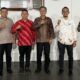 Kepala BPJamsostek Cabang Padang Sidempuan Dr. Sanco Simanullang, ST, MT, IPM, ASEAN Eng (3 kiri), Kepala BPJamsostek Nias Gunung Sitoli Sugiyanto dan Kepala BPJamsotek Cabang Sibolga Boy Citra Lumban foto bersama dengan Bupati Nias Selatan Dr. Hilarius Duha, SH, MH (3 kanan), Rabu (7/6). Waspada/ist.